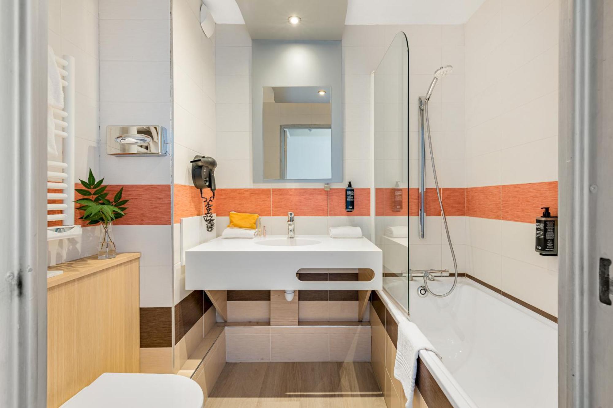 Готель Ibis Styles Annecy Centre Gare Екстер'єр фото