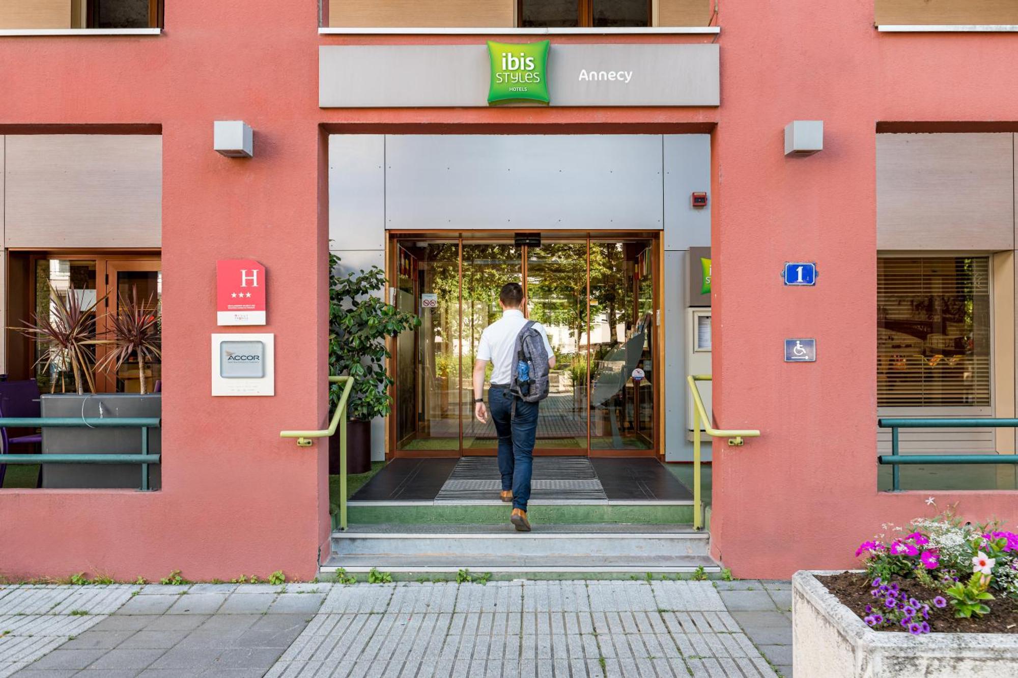 Готель Ibis Styles Annecy Centre Gare Екстер'єр фото